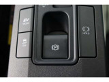 電動パーキングブレーキを搭載。スイッチ操作でパーキングブレーキを作動・解除することが可能ですので、操作の力が不要ですよ♪