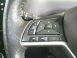 ハンドルから手を離さずにオーディオの操作ができるステアリングスイッチ付