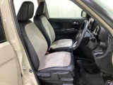 女性でも運転がしやすいように、シートの高さ調整機能(シートリフター)がついています。運転席と助手席の間が空いている為、助手席側への移動がスムーズです。交通量の多い道でも助手席側から乗り降りができます。