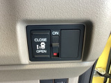 左側に電動スライドドアを装備。ワンタッチで開閉できるため、荷物の積み降ろしやお子さまの乗り降りがスムーズです。