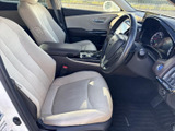 明るい色調のシートと広がりのある足元で、運転席まわりに落ち着いた空間を演出。前方や周囲を確認しやすい視界で、ゆったりと座っていただけます。