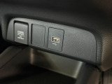 USB Type-A端子と12Vアクセサリーソケットを装備!スマートフォンなどの充電や、対応するカー用品への電源供給に便利です。ドライブ中に電源を確保できる、日常使いでも嬉しい装備です。