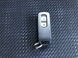 スマートキーです。カバンやポケットにカギを入れて持っているだけで、ボタン1つでドアロックを開閉できます。スマートキーを持って、ブレーキを踏んでスイッチONでエンジン始動もできます。