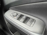 電動ミラーやパワーウィンドウも装備されております。