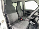 シンプルながら機能性あふれる運転席廻りです。視界性もよく、運転しやすいですよ。