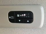【リアクーラー】エアコンの風を後部座席まで届けてくれ、広い車内空間でも素早く快適な温度になります♪真夏や真冬に便利な機能です。