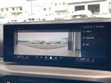 車の先端より更に先を見渡せるパノラマビュー。左右の状況も判断しやすくなるので、狭い路地を走る際に重宝します。