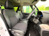 運転席まわりには十分なスペースがあり、大柄な方でもゆったり運転していただける環境です。