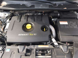 ルノー メガーヌエステート GTのエンジンルームの状態です。車両の心臓部も掲載しています。