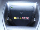 ワイヤレス充電機能で接続の手間いらず。対応スマートフォンなどをワイヤレスで充電可能です。