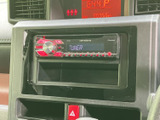 中央のオーディオは表示部とボタンがまとまっており、運転中も表示や操作部を確認しやすい配置です。日々の移動時間に音楽を楽しみたい方にも便利です。