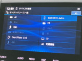 AM・FMラジオをはじめ、Bluetooth AudioやUSBなど複数の音源を選べます。普段お使いの機器や気分に合わせて、車内で聴くコンテンツを切り替えられる便利な装備です。