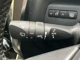 ワイパー関連の表示がまとまり、AUTOの表記も確認できる操作部。雨天時など状況に応じた操作を手元で行いやすく、運転中も表示を見ながら扱える便利な装備です。