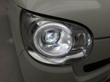 夜間ドライブの安心感を高めめるLEDヘッドランプは、丸目で愛嬌のあるデザインに。、またステアリング操作に応じてヘッドランプが可動して進行方向を照らすステアリング連動ヘッドランプです。