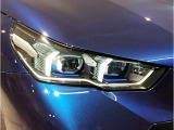【LEDヘッドライト】先進のLEDテクノロジーを採用。放射される白色光の周波特性は太陽光に近く、バイキセノン・ヘッドライトを上回るコントラストで更に明るく輝きます!
