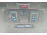 パワーバックドアです。手に荷物があって塞がっていてもスイッチで開閉できるので便利ですよ。
