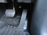 MAZDAは前輪を前方に移動し足を自然に伸ばした位置にペダルを配置。そうすることによって自然体でリラックスした姿勢がとれ素早く正確にペダル操作しやすく疲れにくい運転を楽しむことができます♪