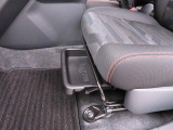 助手席シートアンダートレイ。車内の掃除道具など、クルマの中には置いておきたいけど、目につくところに置きたくない物の収納にぴったり。
