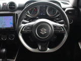 操作性に優れた運転席となります!小物入れや各ボタンの配置にこだわり、使いやすいです!座り心地もよく視認性も良好なのでロングドライブもお任せ下さい!