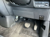 駐車ブレーキは足踏み式です