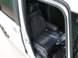 程よい硬さとホールド性が高いシートで長時間運転も快適です。