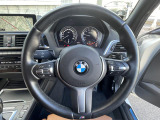 BMWのステアリングのリムは、一般的なものより少し太めにデザインされています。 これはタイヤやステアリングシャフトなどを介して伝わる路面からの入力を、しっかりと把握するためです。