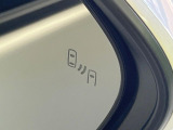 【ブラインドスポットモニター】走行中、ドアミラーの死角になりやすい箇所に後続車が接近するとサイドミラーのレンズに警告を表示!ドライバーに注意喚起をしてくれます。