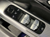 運転席ドアトリムには窓の一括コントローラーと電動ドアミラーのコントローラーが装備。