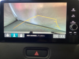バックでの車庫入れも安心です!リアカメラが付いているバックモニター付のナビディスプレイを装備しております。操作線もついており距離感も画面から確認できます。
