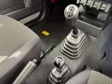 【マニュアル車】マニュアル車ならではのギア操作と加速感を楽しめます。自分の操作で車の挙動をコントロールする楽しさが、ドライブの醍醐味を高めます。
