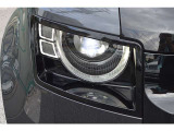 DEFENDERの特徴的なテールランプは、丸みを帯びた長方形の中に、LEDのリング状またはスクエア状のライトが配置されており、非常に立体的(彫刻的)な形状をしています。