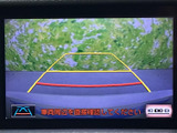 後方の映像に加えて目安となるガイド線が表示され、駐車時に周囲との距離感を確認するのに役立ちます。車両周辺を直接確認しながら、バック操作をサポートしてくれる便利な装備です。
