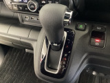 CVT車のセレクトレバーです。低速から高速まで、変速ショックのないスムーズな走りと、エンジン効率のよい領域を維持して燃費にも貢献します。サイドブレーキはスイッチ操作の電子制御パーキングブレーキです。