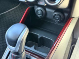 運転席と助手席の間にはドリンクホルダーと小物入れが!必要な時にさっと取り出せます◎