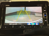 リバースギアに入れるだけで後方の表示へ切り替わります。夜間や雨の日の駐車も楽になりますよ。