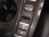 ブレーキホールド付き電子制御パーキングブレーキを採用!ブレーキホールドは、停車中にブレーキペダルを踏み続けなくてもブレーキを保持する機能で、信号待ちや渋滞時に役立ちます。