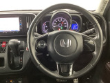 【ハンドル】運転にかかわる様々な操作を安全に行えるように視点移動が少なく操作性に配慮されたスイッチ類が凝縮されたコックピットです。