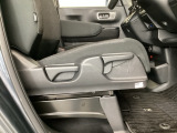 【前席】運転席にはシート高を調整できるハイトアジャスターが装備され、幅広いシートポジションの設定が可能になっております♪