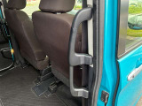 柱部分に大型の乗降用アシストグリップを装備。小さなお子様やお年寄りの方が乗り降りする際もしっかりサポートします。