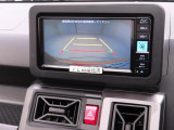 後退時に車両の後ろ側をモニター画面に表示します。車庫入れなどでバックする際に後方確認ができて便利です。車庫入れが苦手な人もこれで安心。