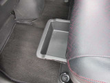 助手席下には便利な収納スペースがあります♪♪ 車検証など入れておく場所にもなりますので、グローブボックスを犠牲にする事が減ります♪♪