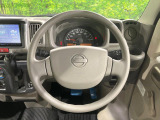 インテリアに合わせたデザインのステアリングは、運転される方のことも考え、運転しやすい形状、大きさです。是非一度、実際に触ってお確かめください。