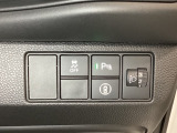 ハンドルの右側にはヘットライトリベライザーとHondaセンシング用のメインスイッチがついています。ヘッドライトリベライザーは道路状況や積荷の加重に応じてライトの高さを調節できます。