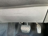 運転席の膝前には、SRSニーエアバックが付いています。