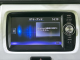 Bluetoothオーディオの画面では、選択中の音源や時刻が表示されます。画面の表示が見やすく、オーディオメニューを確認しながら使えるため、日常の移動時にも扱いやすい装備です。