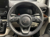 快適な操作性の運転席、ハンドルも綺麗に清掃済みです!もちろん安全を守るエアバッグも装備しているので安心してお乗りいただけます(^^)