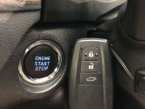 エンジンスタートスイッチです。キーが車内にあれば、エンジンの始動や停止はスイッチを押すだけ!キーを取り出す手間を省き、ワンプッシュで操作できるので簡単でスムーズです。