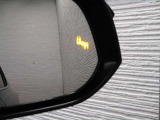隣車線を走る車両をレーダーで検知し、ドアミラーでは確認しにくい後側方エリアに存在する車両に加え、急接近してくる車両も検知します。車両を検知するとドアミラーに搭載されたLEDインジケーターが点灯します。