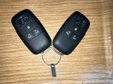 【スマートキー】 スマートキーを携帯していれば、ドアハンドルのボタンを押してロックの解除ができ、パワースライドドアもワンタッチで開閉できます。
