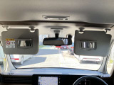 サンバイザーにはバニティミラー付きで車内でもお化粧直しできます